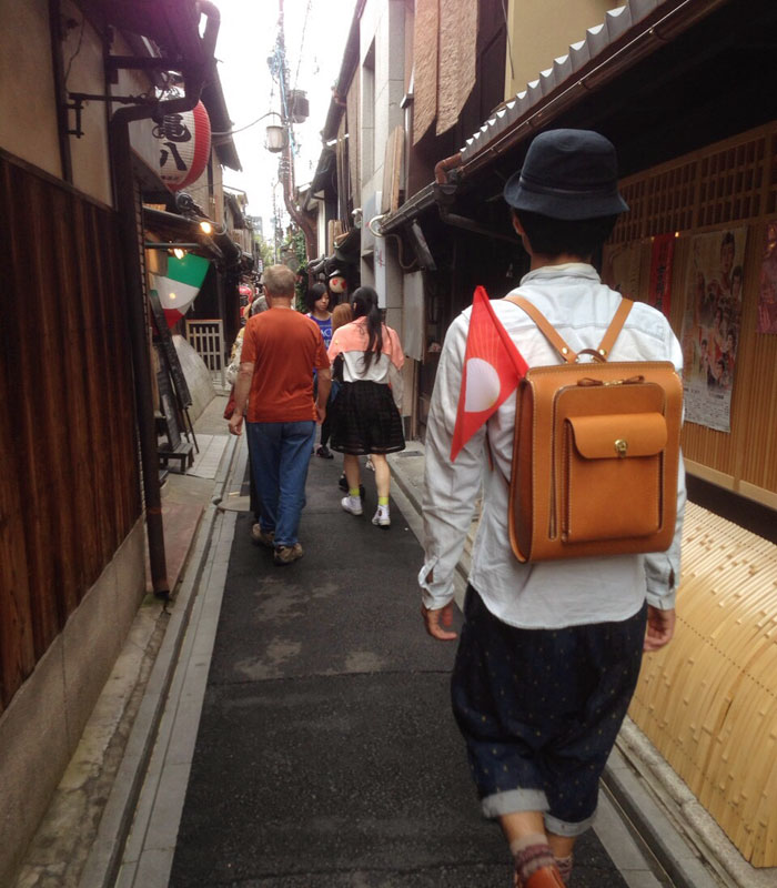 京都細路地とリュック後姿
