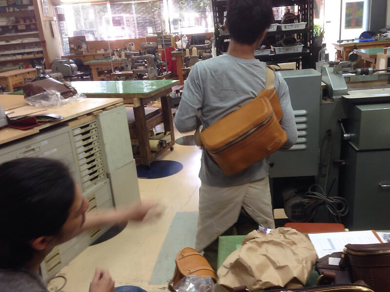 作り手:家弓は、一眼カメラの入るボディバック