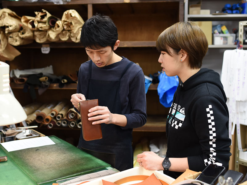 本店スタッフ下川と作り手:村松