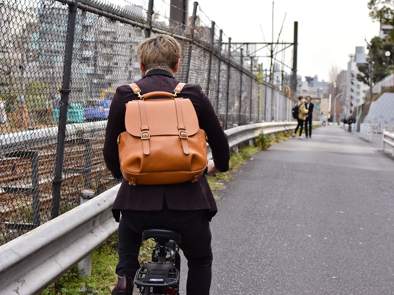 棒屋根クラシックリュック(R-153) キャメルと自転車2